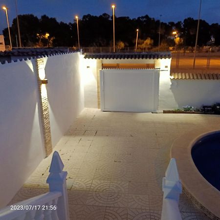 Acogedora Casa Con Piscina Villa Torrevieja Luaran gambar